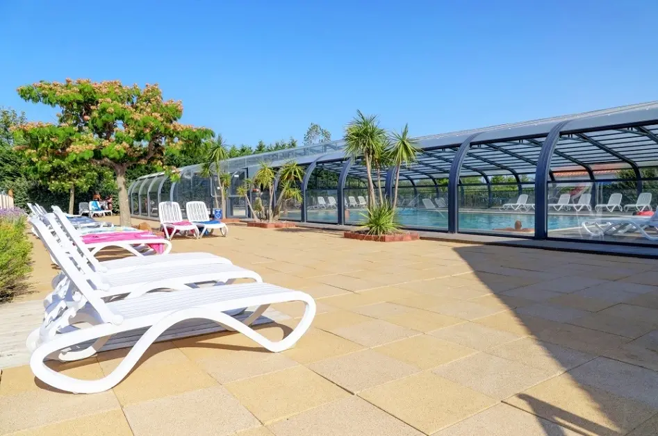 Verwarmd overdekt zwembad camping Le Cabestan bij Landevieille