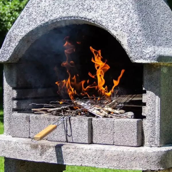 Barbecue en pierre avec feu actif.