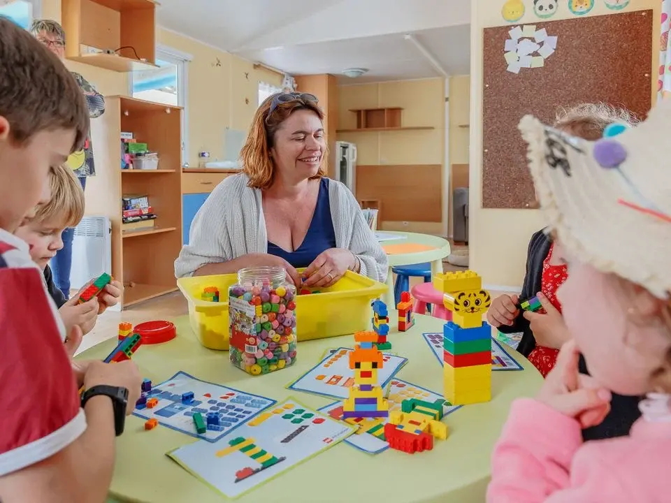 Enfants jouent avec des blocs dans une garderie.