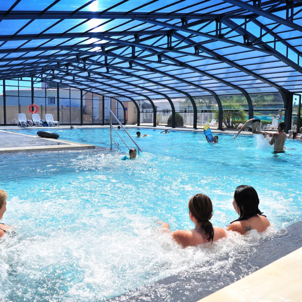 Piscine couverte avec des nageurs.