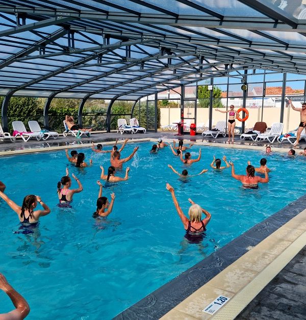 Cours d'aquagym dans une piscine couverte.