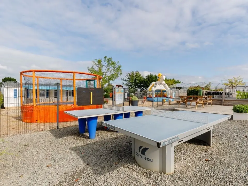 Infrastructures de loisirs du camping près de Brem-sur-Mer : terrain de sport, jeux et animations