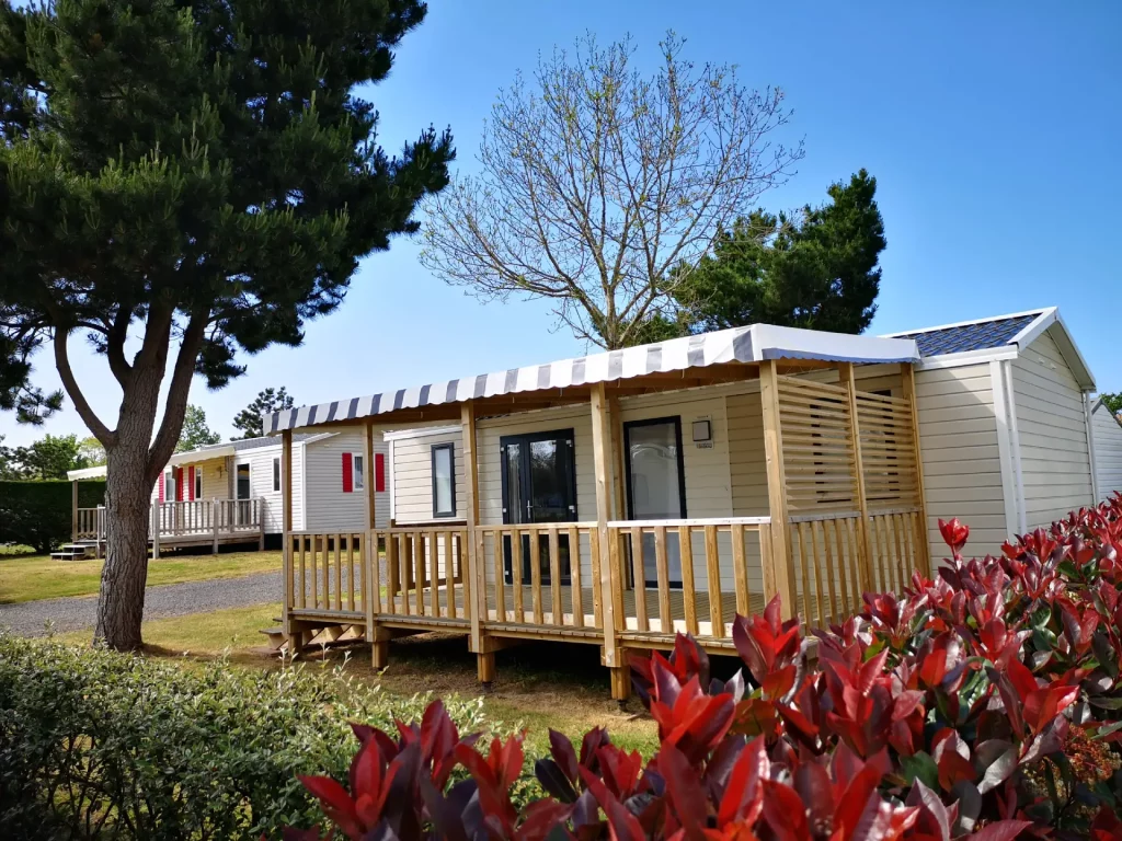 Mobil-home en location près de Brem-sur-Mer avec terrasse et tout le confort