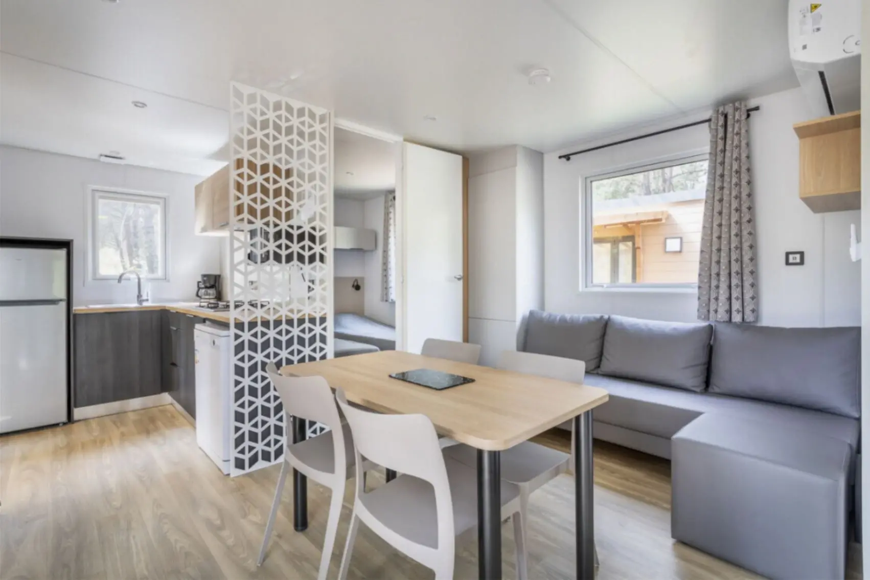 Intérieur moderne d'un mobil-home lumineux