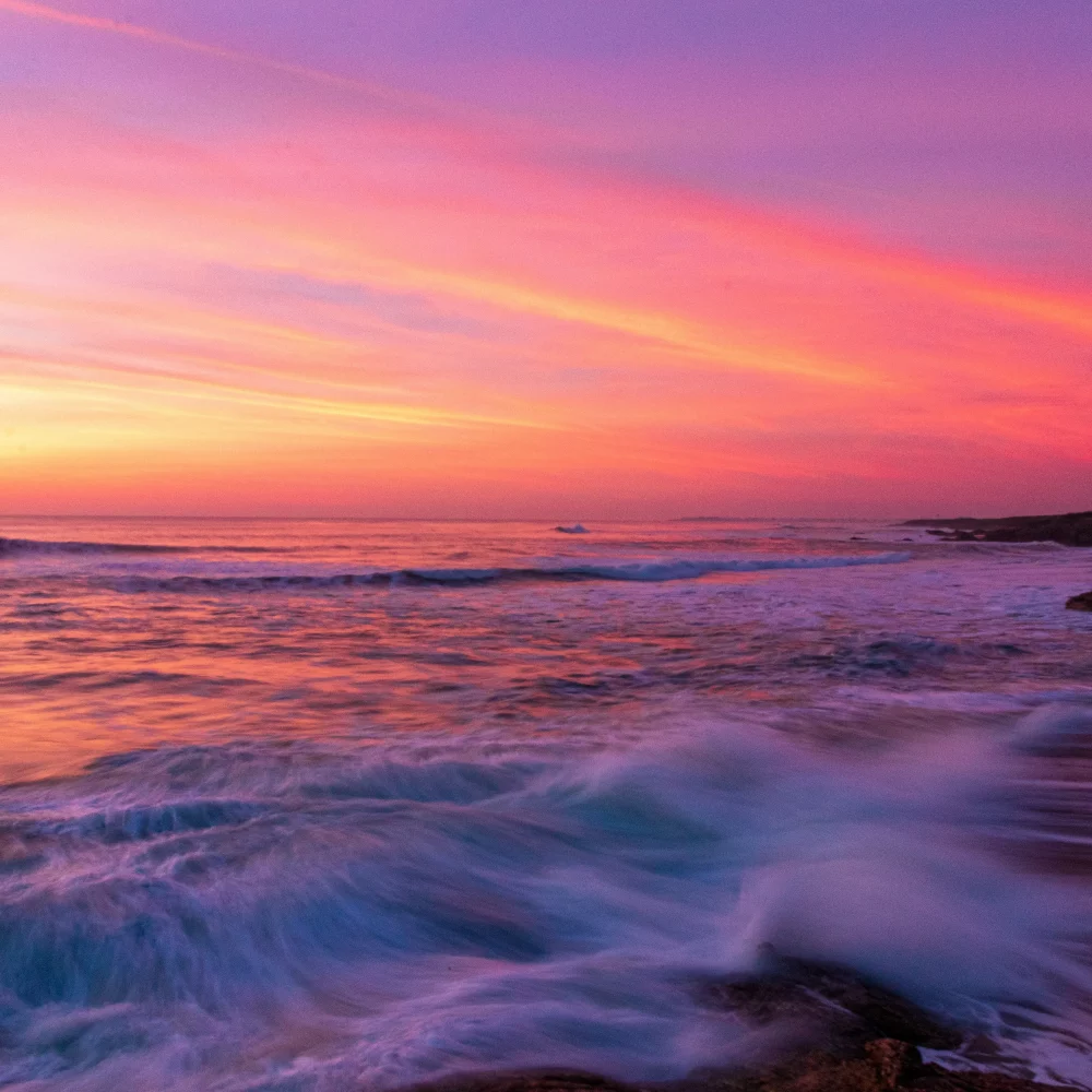 Coucher de soleil sur l'océan avec vagues.