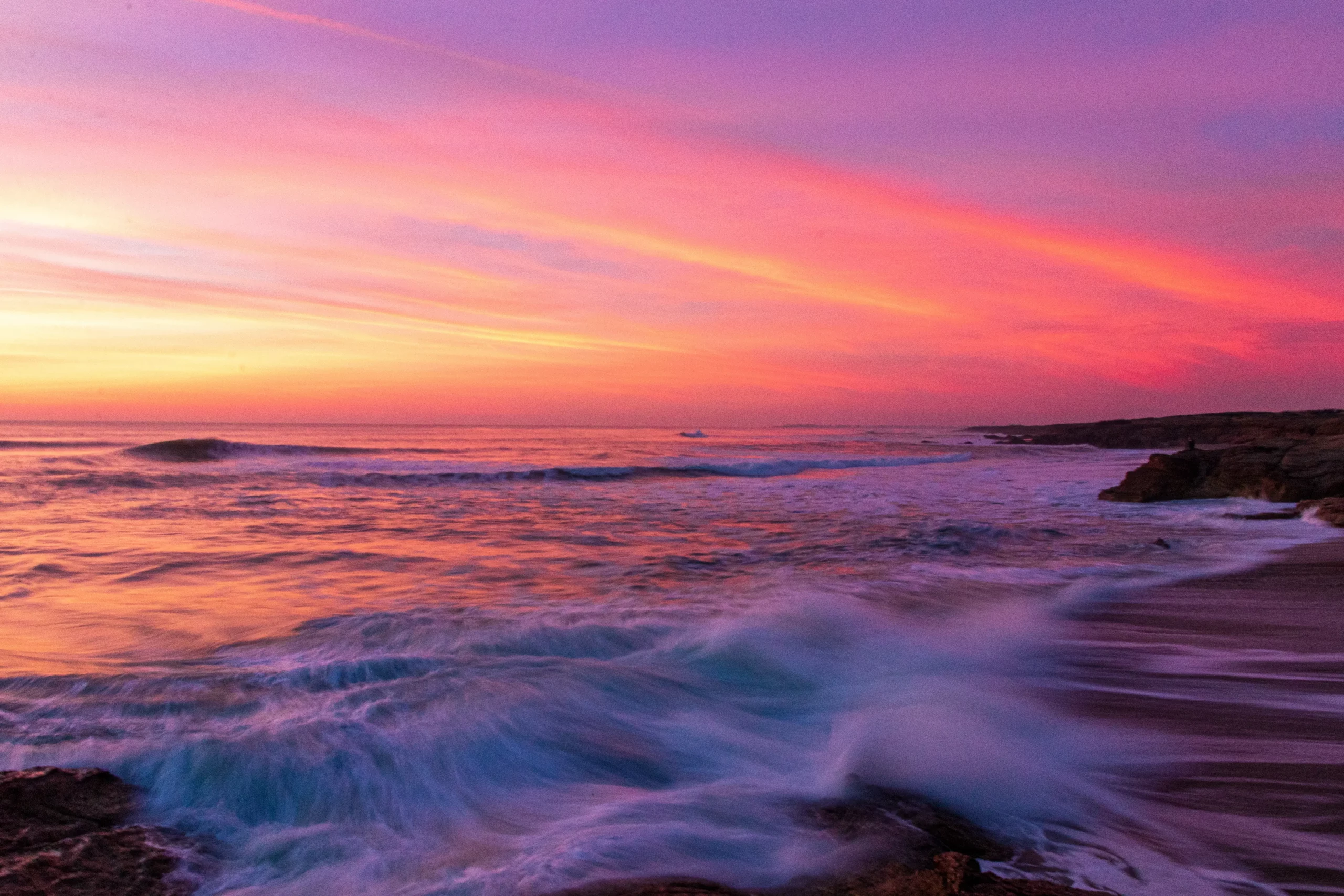 Coucher de soleil sur l'océan avec vagues.