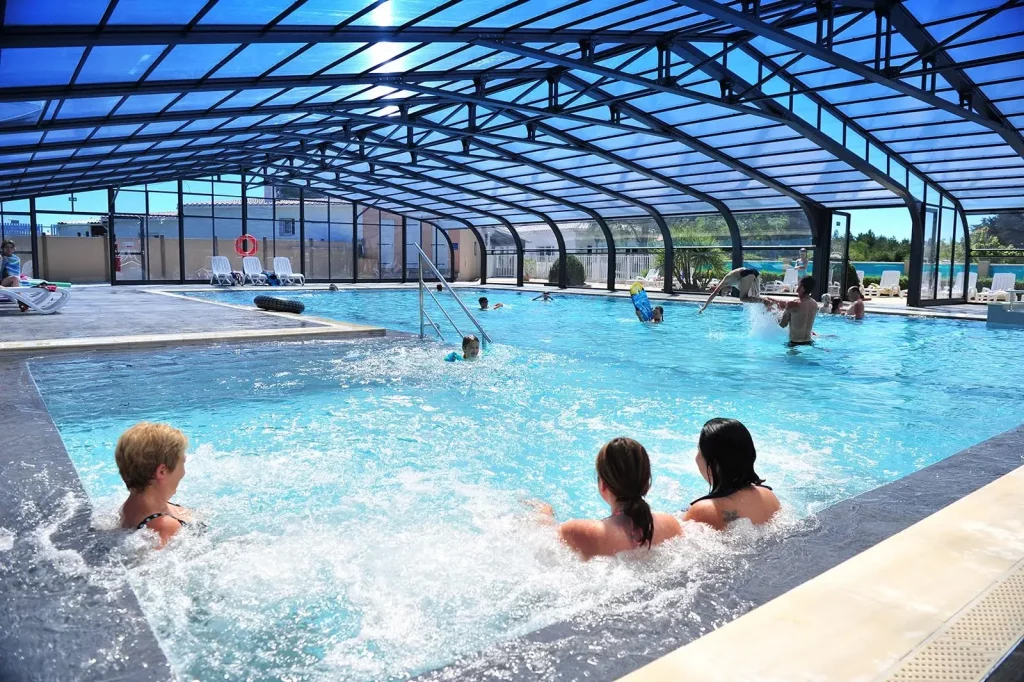 Piscine couverte avec baigneurs.
