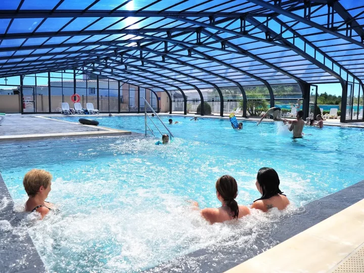 Piscine couverte avec baigneurs.