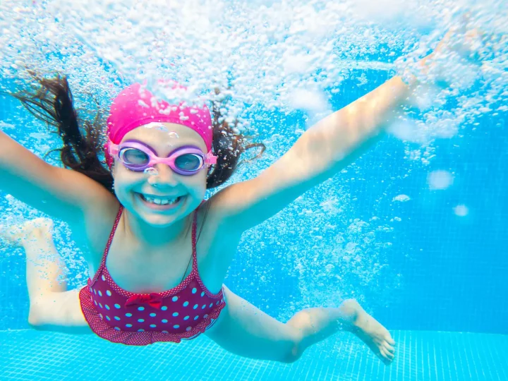 Plongez dans un océan de fraîcheur et de détente dans notre espace aquatique, véritable joyau de notre camping en Vendée.