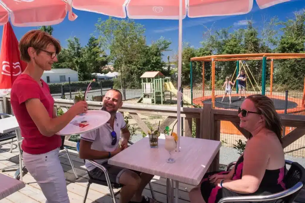 Bar met terras op camping Le Cabestan bij Landevieille