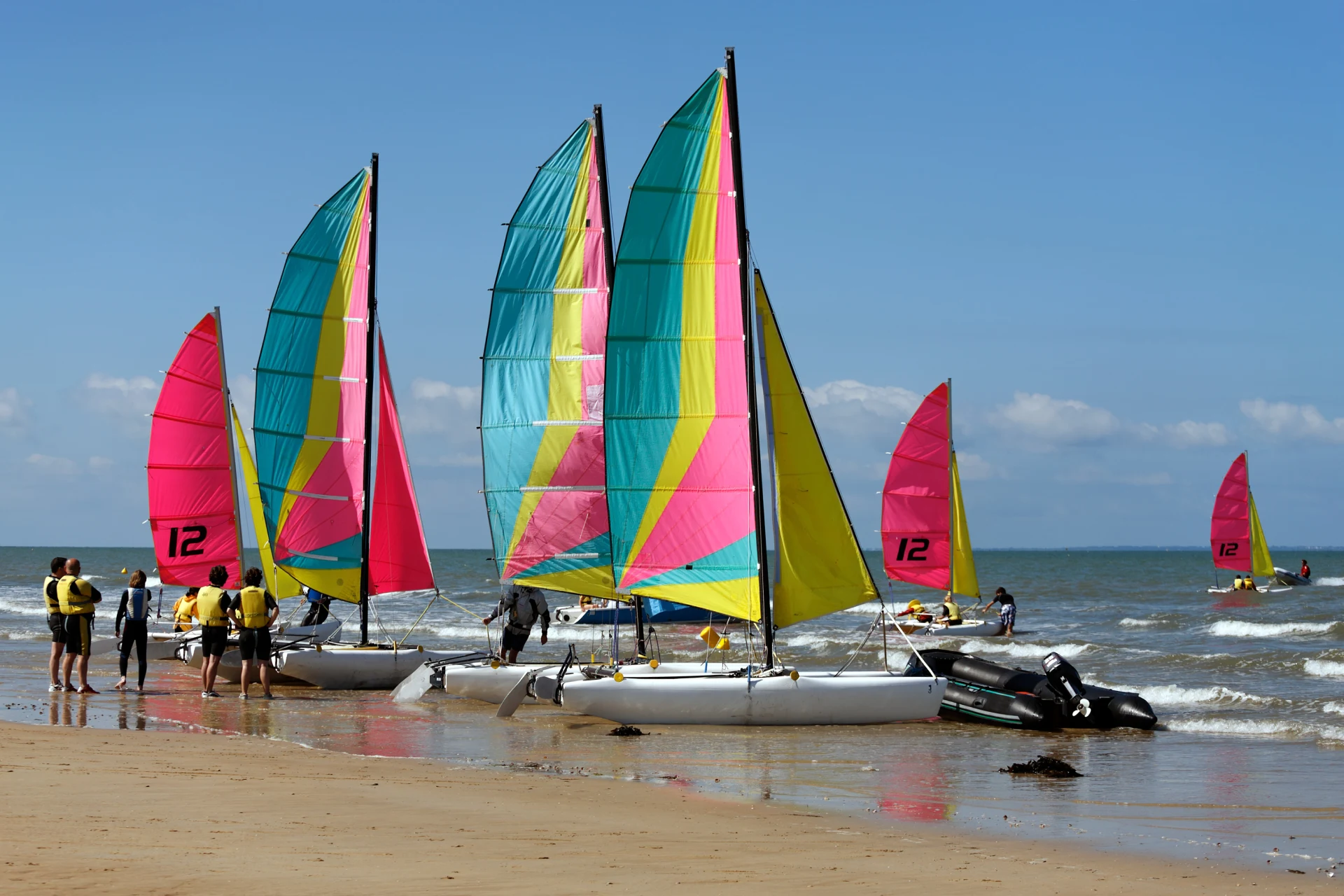 Catamarans colorés sur la plage.