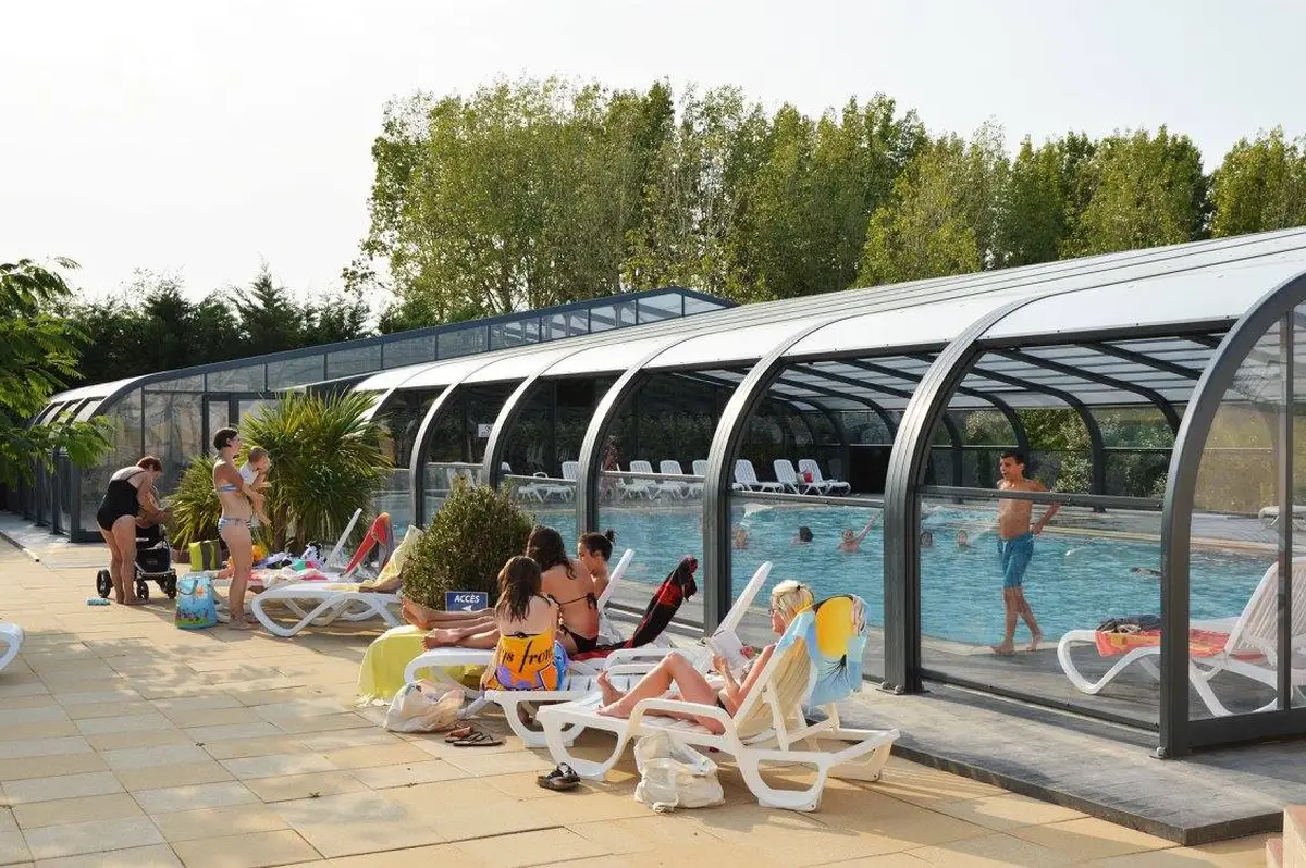 In ons overdekte en verwarmde zwemparadijs in Coëx kun je het hele jaar door zwemmen, ongeacht het weer.