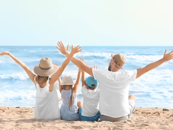 Famille amusante sur la plage face à la mer.
