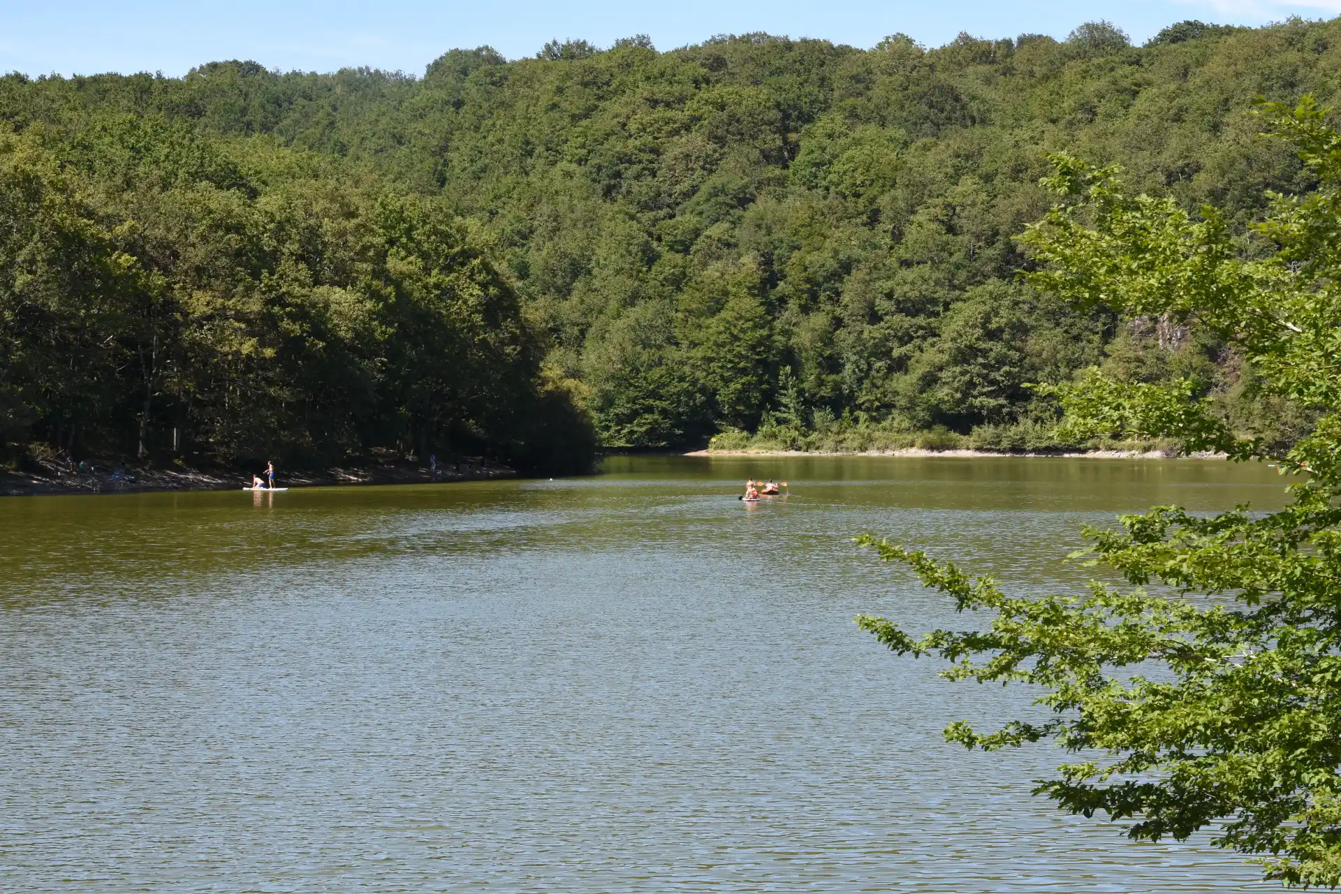 Watersportactiviteiten in het Lac du Jaunay op 6 km van camping Le Cabestan